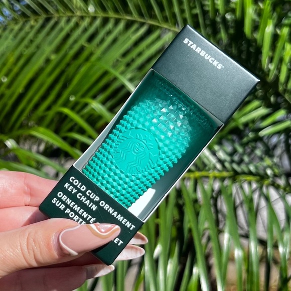 ✨ NEW ✨Starbucks Holiday 2022 Waxberry Green Ombre Studded Tumbler Keychain 💓